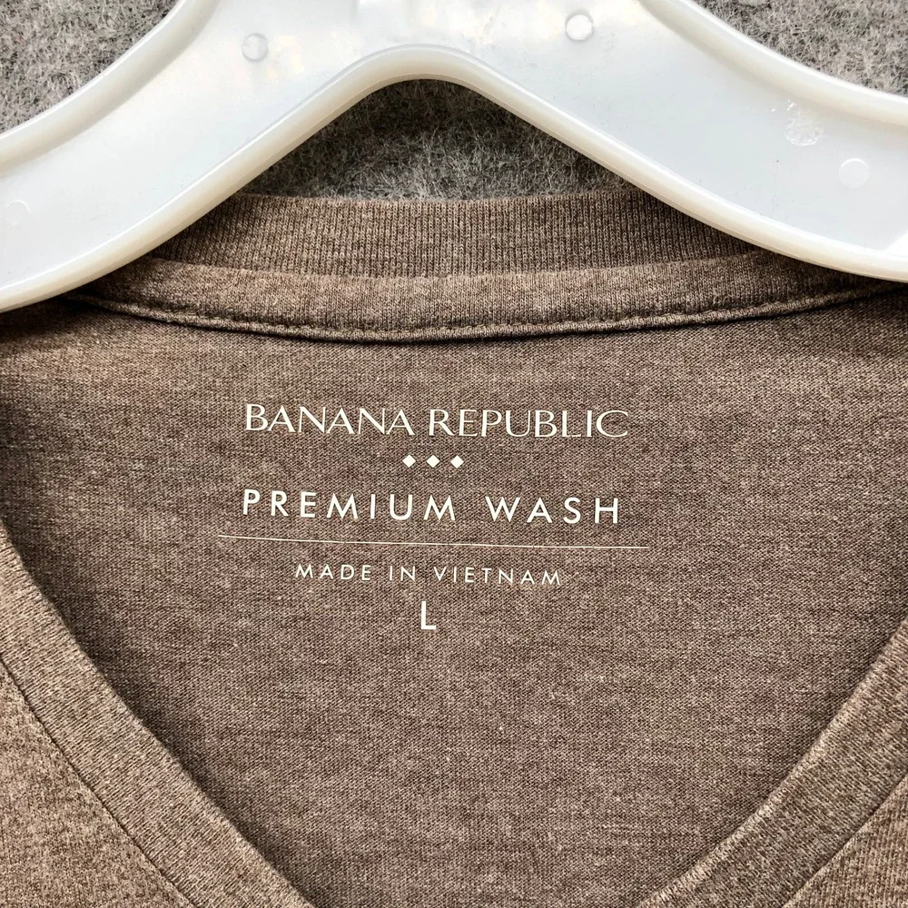 Banana Republic Premium Wash V-Neck T-Shirt Mens L Sanded Khaki Short Sleeve Tee